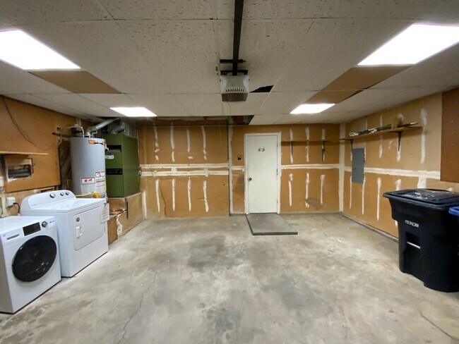 Building Photo - 4 Bedroom Single Story Home Available Near Tramway Blvd NE & Copper Ave NE!