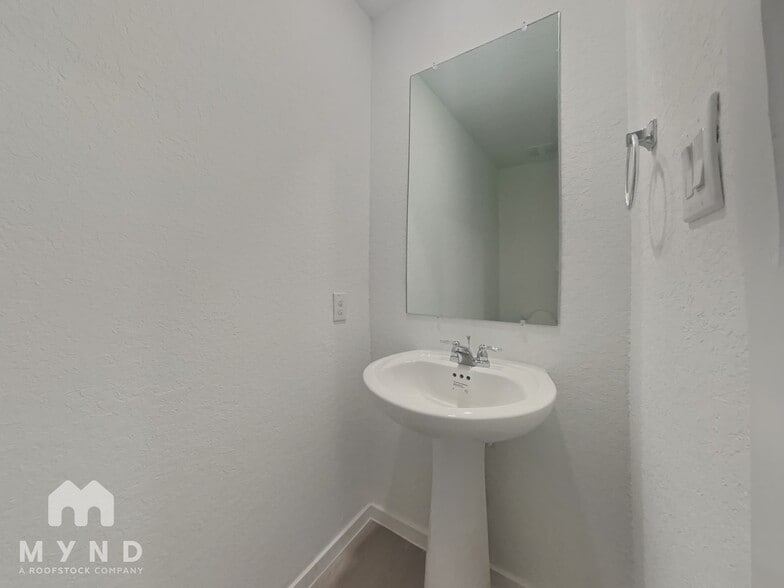 Building Photo - 10607 Aqueduct Crk