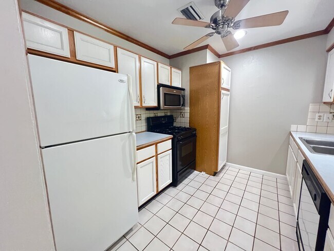 Building Photo - Charming Deltona Lakes Home!