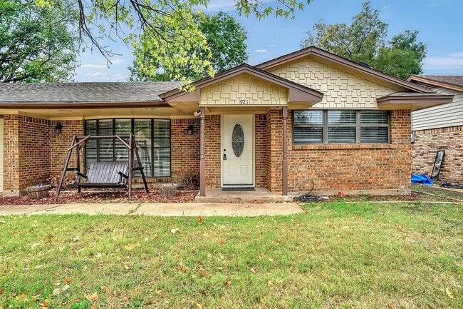 Building Photo - 921 Holiday Dr