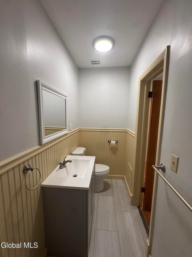 Building Photo - 133 S Lake Ave