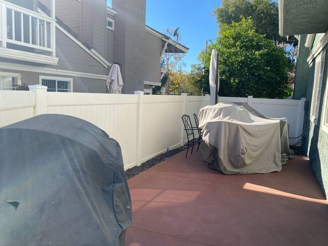 Building Photo - 3 bed, 2 1/2 bath fully remodeled unit in East Simi Valley