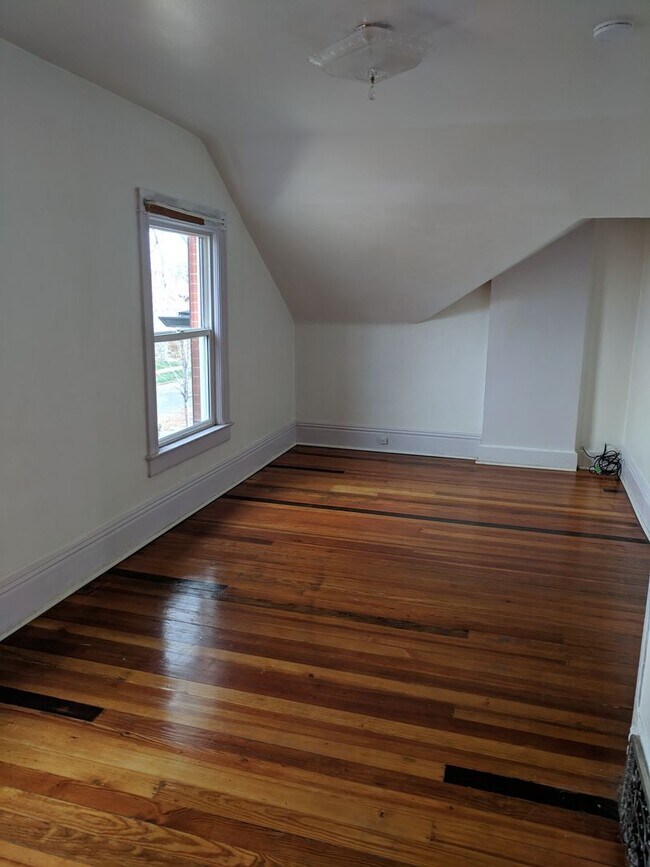 Building Photo - AWESOME 3-BDRM + GARAGE IN DESIRABLE SUNNY...
