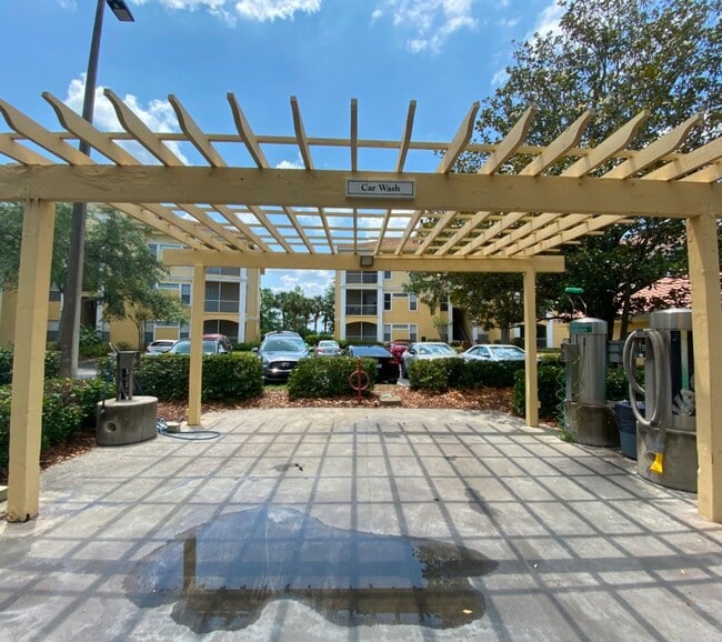 Building Photo - Newly listed 2/2 Condo in the heart of San...