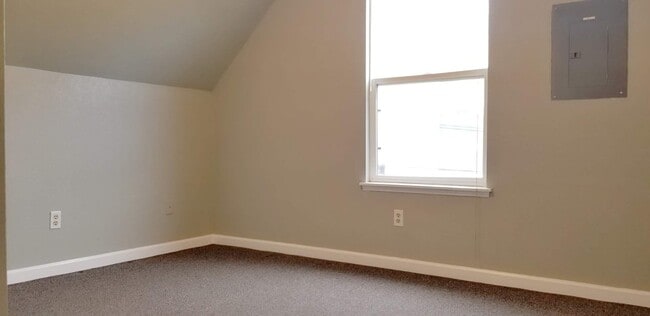 Building Photo - MOVE IN READY NOW! Desirable down town location. 1 bed, 1 bath. Includes water, sewer and garbage.