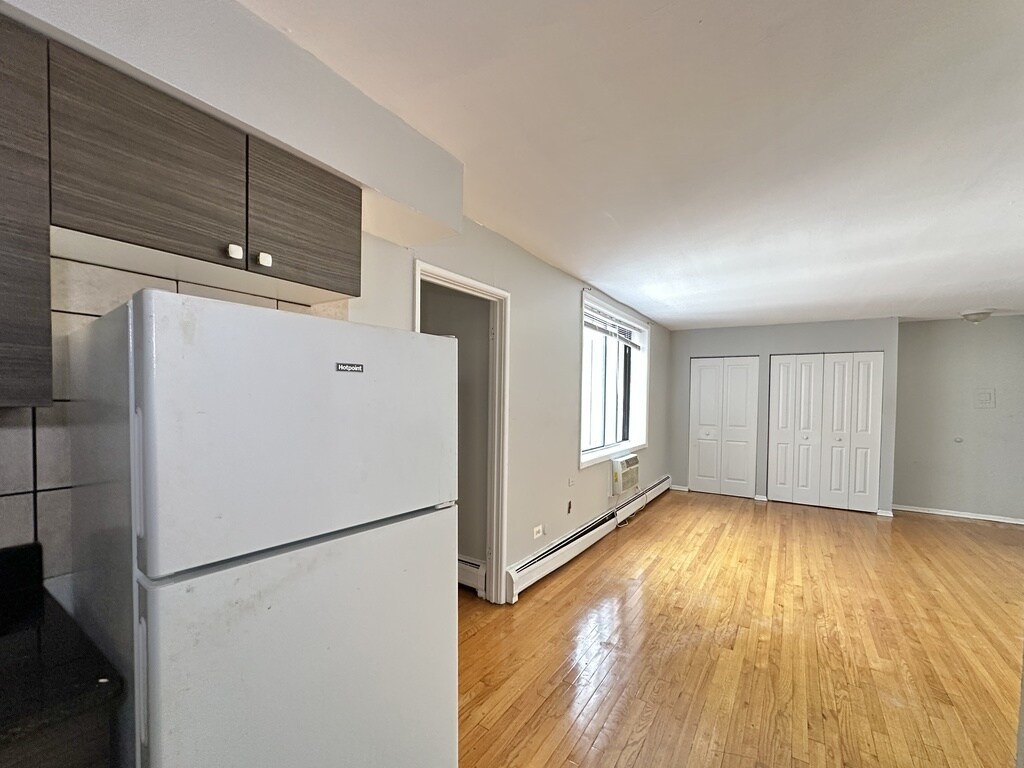 Building Photo - 1515 W Morse Ave