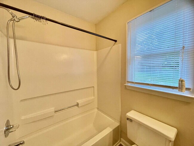 Building Photo - 3 Bed, 2 Bath Nest In Fayetteville