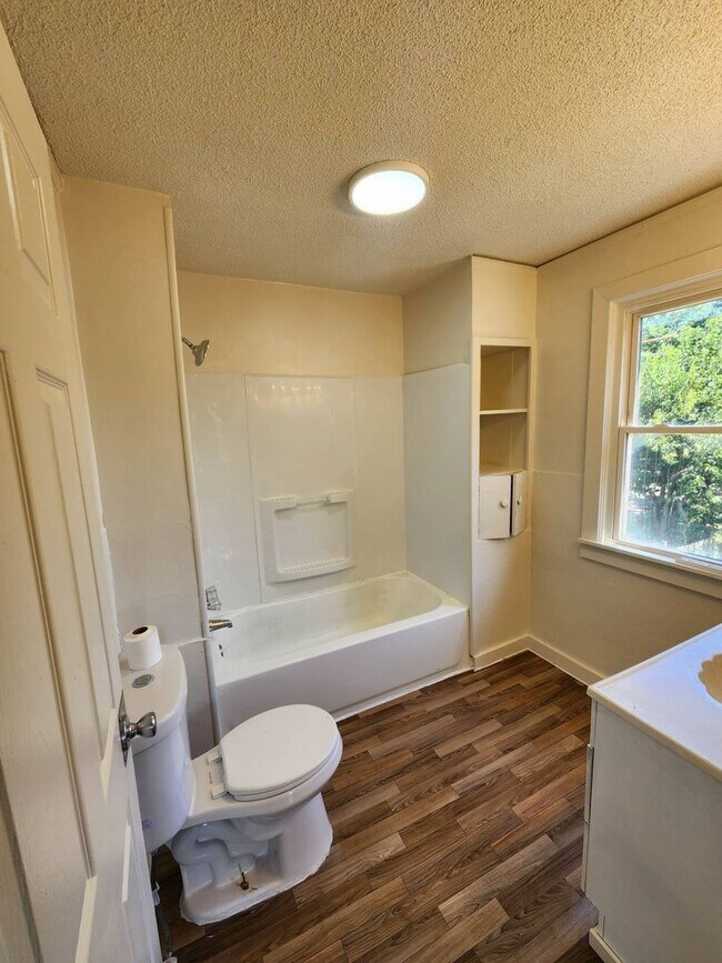 Building Photo - Charming 3-Bedroom Property in Prime Location