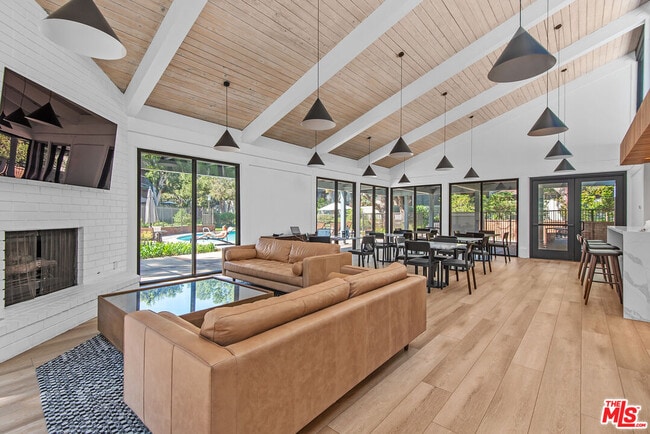 Building Photo - 13326 Maxella Ave