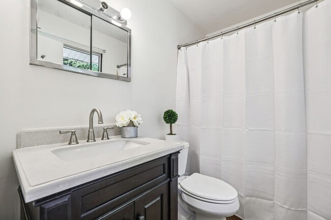 Building Photo - Charming Ranch Style Home With Spacious Basement in Brookhaven