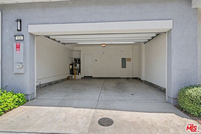 Building Photo - 126 Hazel Dr