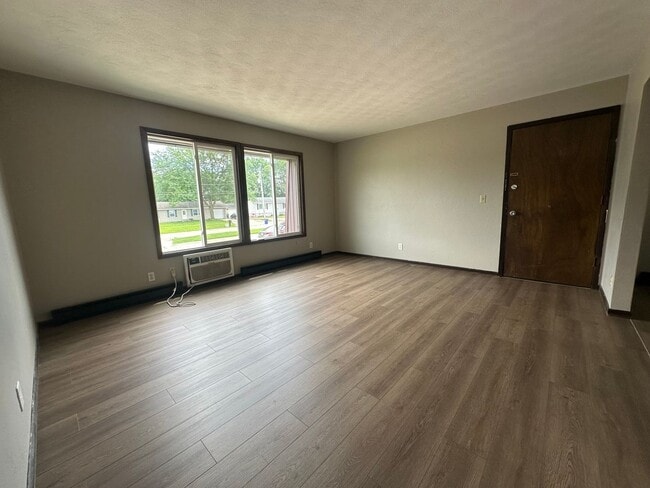 Building Photo - 520 River Forest Rd