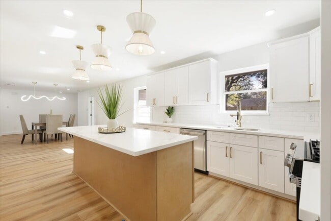 Building Photo - 9603 Emnora Ln