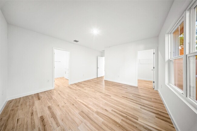 Building Photo - 1689 SW Abingdon Ave