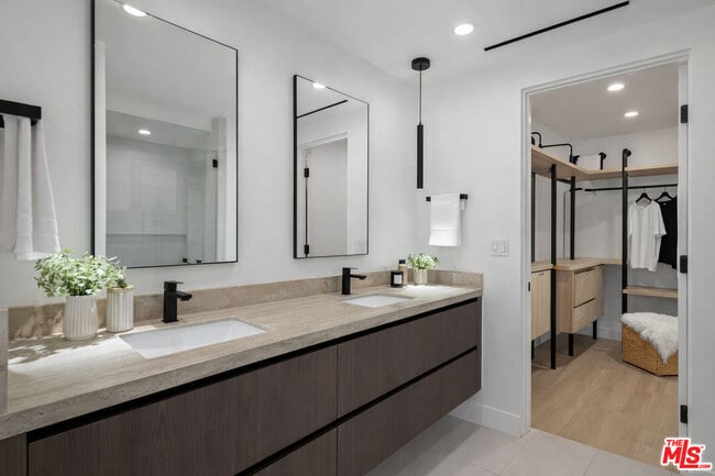 Building Photo - 1247 1/2 W Bellevue Ave