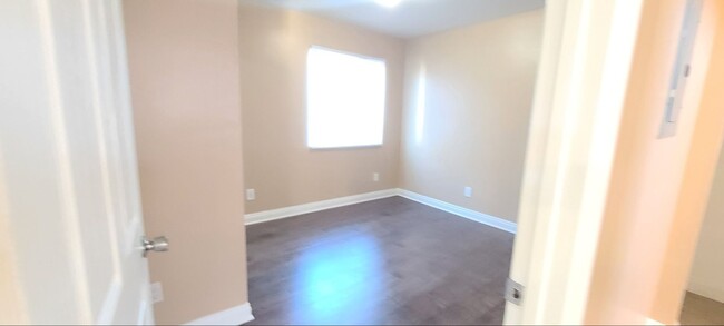 Building Photo - 109(209,211)