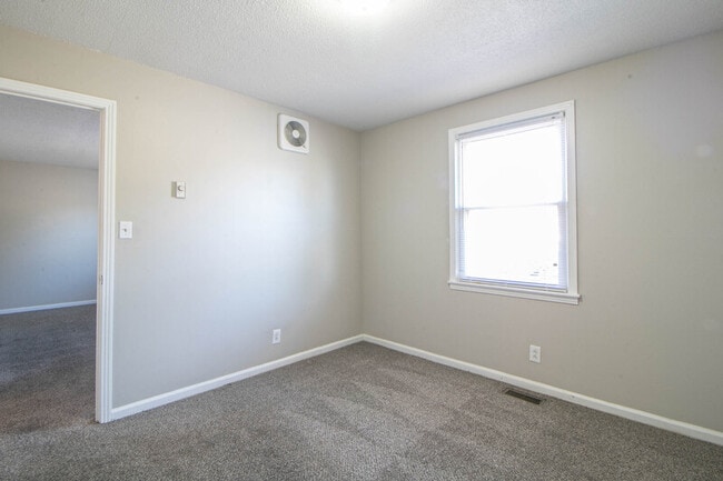 Building Photo - 811 Golf View Pl