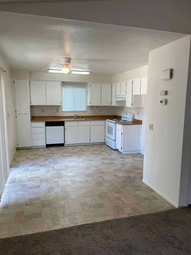 Building Photo - 3 Bedroom 2 Bath available this Summer!