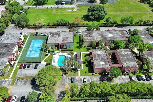 Building Photo - 10834 N Kendall Dr