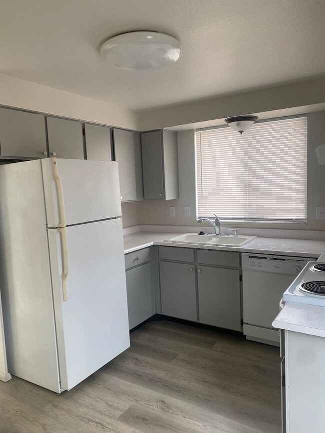 Building Photo - Beautifully Remodeled 3-Bedroom Home with Fenced Yard & Covered Parking