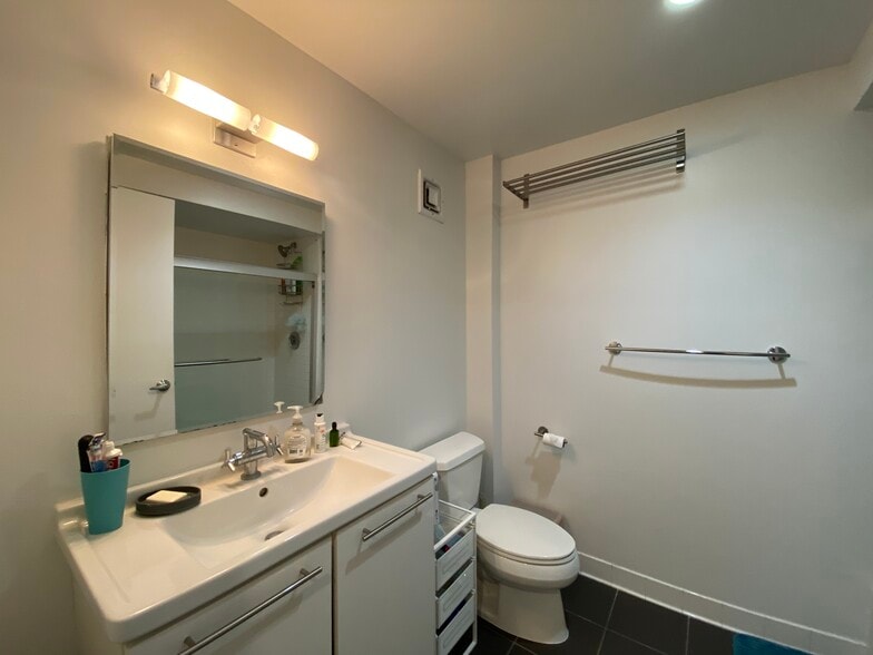 Master bathroom - 1 Earhart St