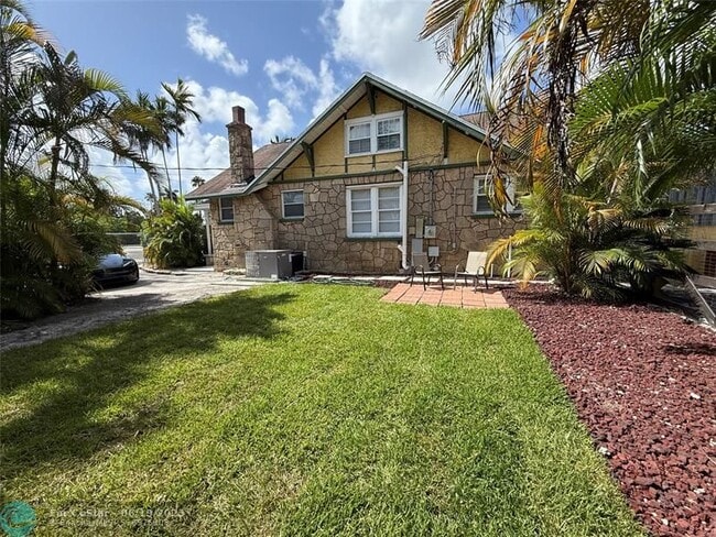 Building Photo - 5025 SW 64th Ave