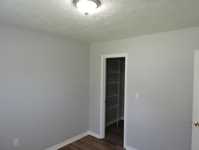 Building Photo - 211 Westview Dr