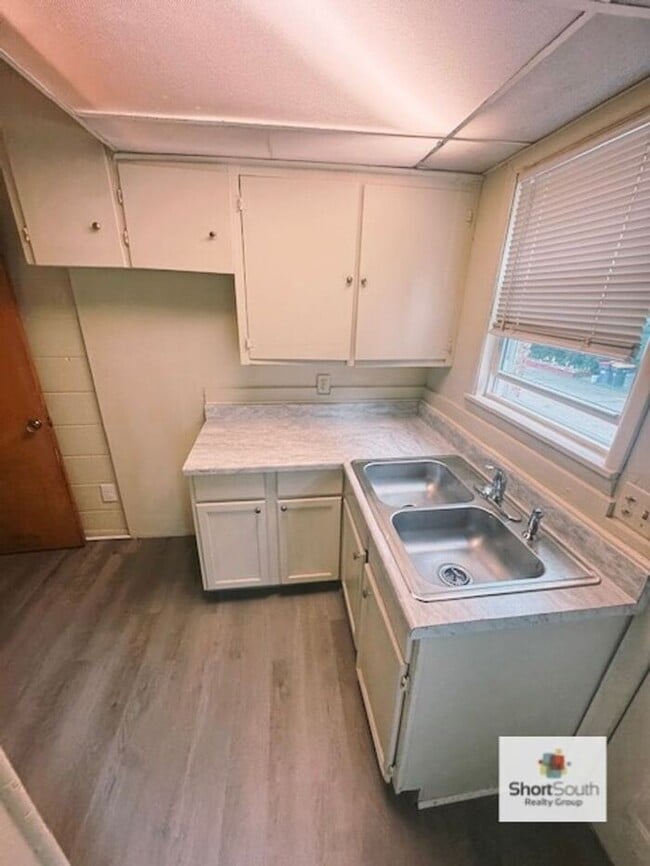 Building Photo - NE Side 2 bed 1 bath Townhouse