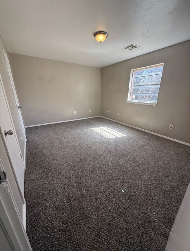 Building Photo - Beautiful, spacious home in Del City!