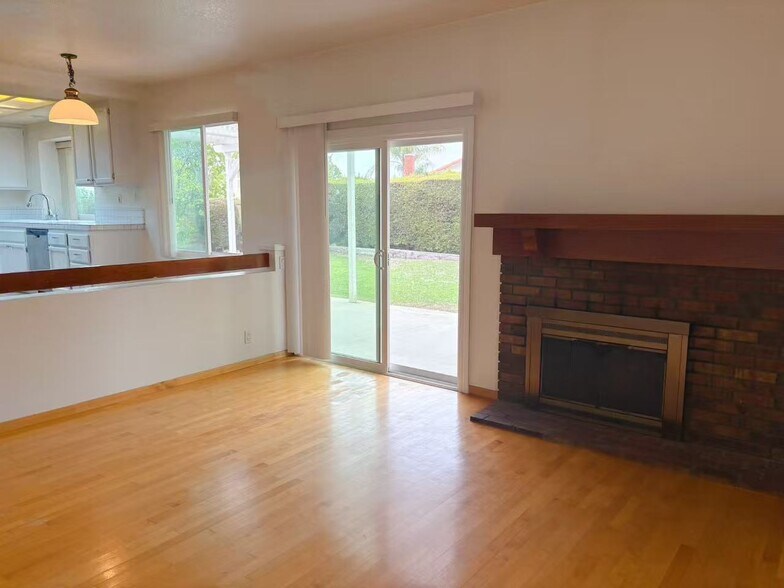 Family room - 2180 Nadula Dr