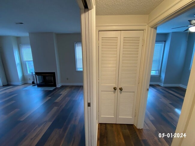 Building Photo - Spacious 2 bedroom/1 bath 2nd floor Condo ...