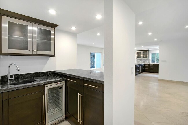Building Photo - Rent this Beautiful 5 BEDROOM HOME NOW!