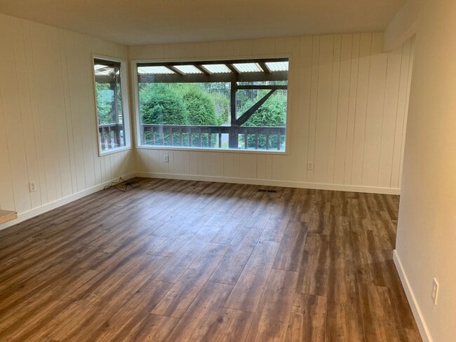 Building Photo - **Daisey King **