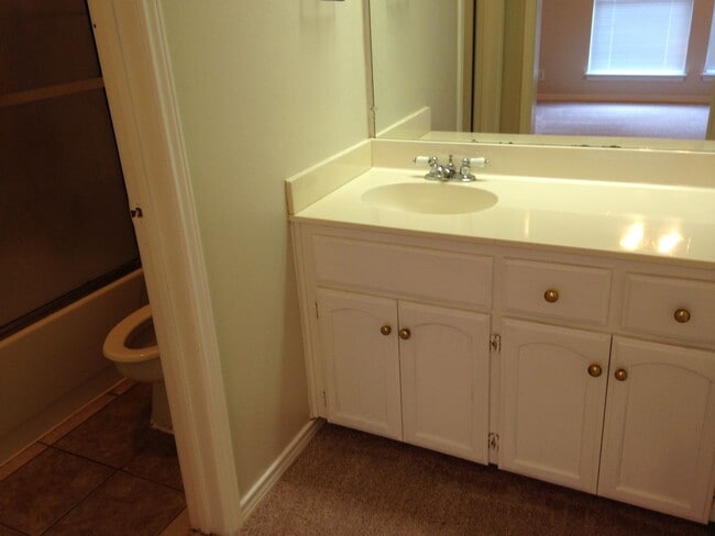 Building Photo - 410 Deepwood Dr