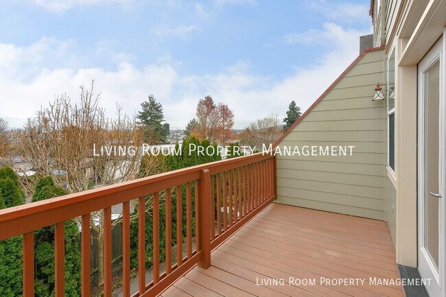 Building Photo - Large Private Townhouse in Johns Landing!