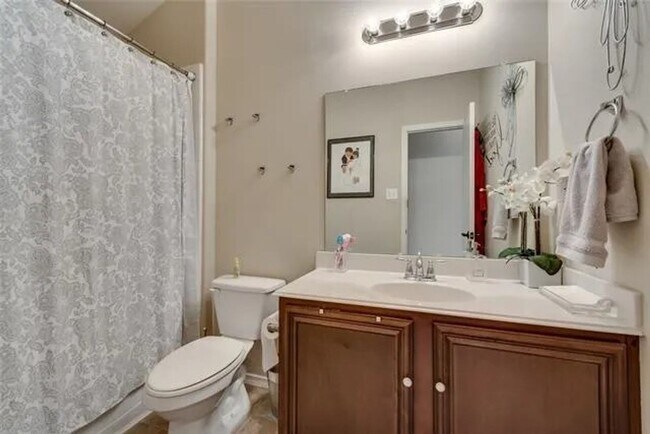 Building Photo - Ready Now- Beautiful 3 bed, 2bath Home Loc...