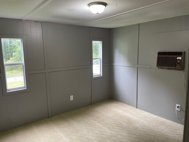 Building Photo - 3 BDRM 1/5 BA SINGLEWIDE MOBILE HOME IN PARK,INSIDE PETS OK WITH $25 EXTRA PER MONTH & $250 NON-R...