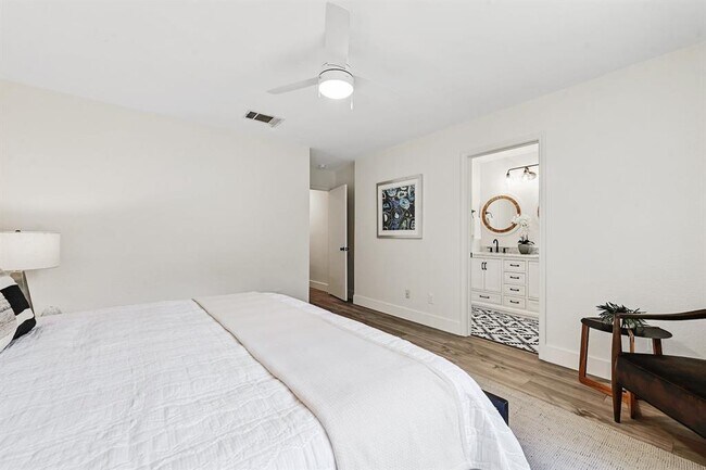 Building Photo - 10612 Watchful Fox Dr