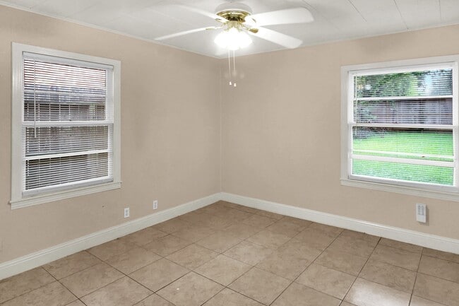Building Photo - 110 Pamellia Dr