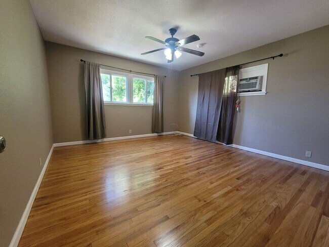 Building Photo - Single-Story 4-Bedroom Apartment in Yucaipa!
