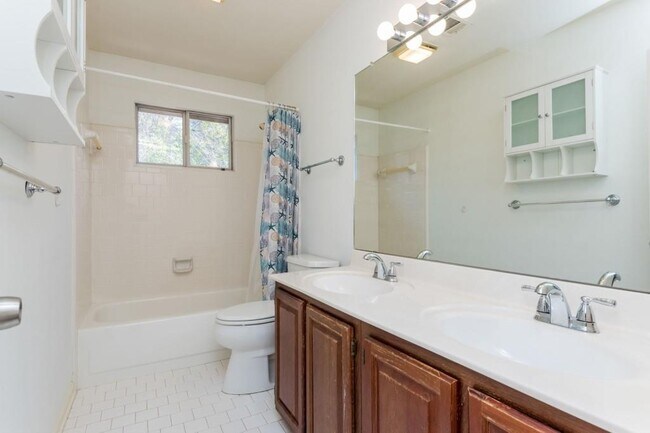 Building Photo - 1231 Wildcliff Cir