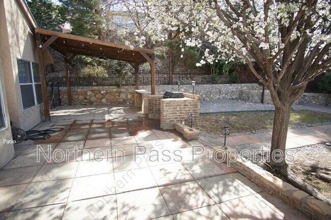 Building Photo - 6040 Los Siglos Dr