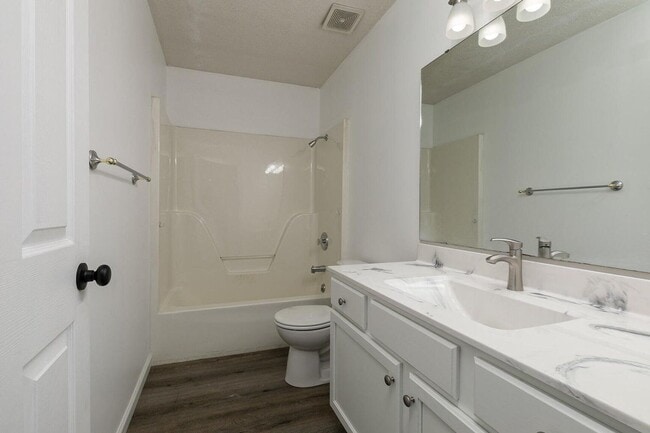 Building Photo - Updated 3 bedroom 2 bathroom 2 car garage ...