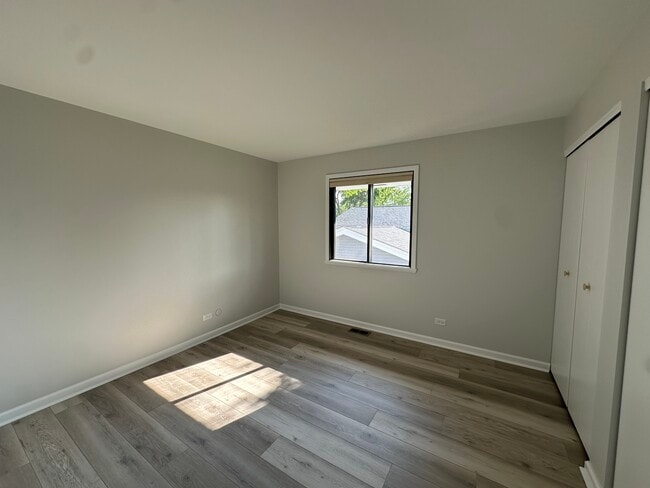 Building Photo - 190 Bourne Ln