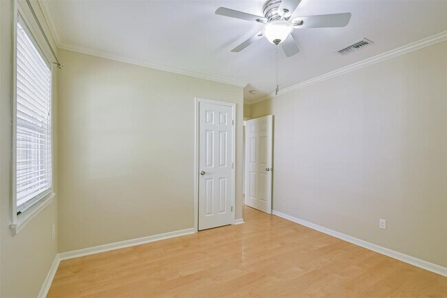 Building Photo - 108 Dolphin Ave