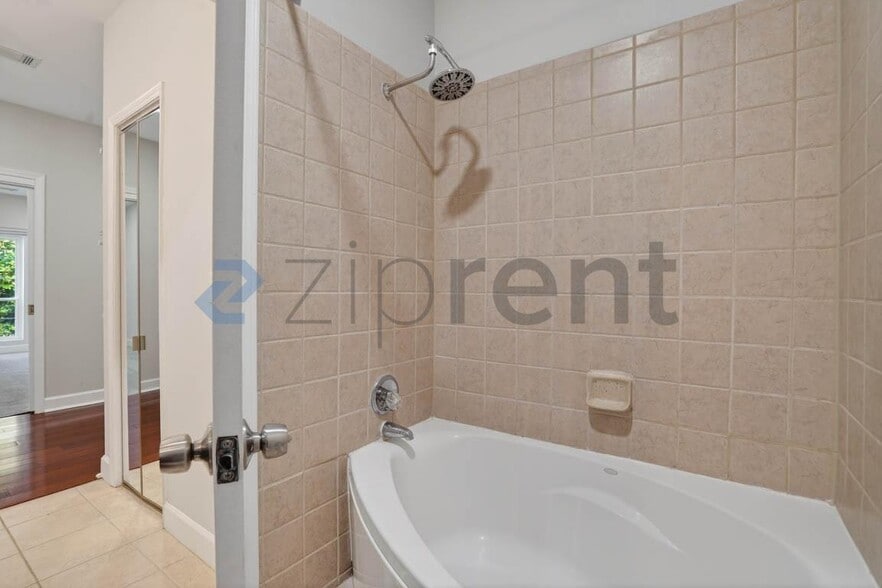 Building Photo - 2921 Lenox Rd NE