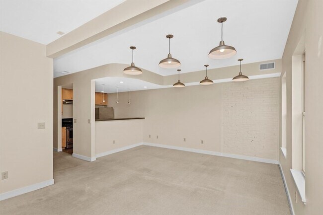 Building Photo - 296 Meridian St