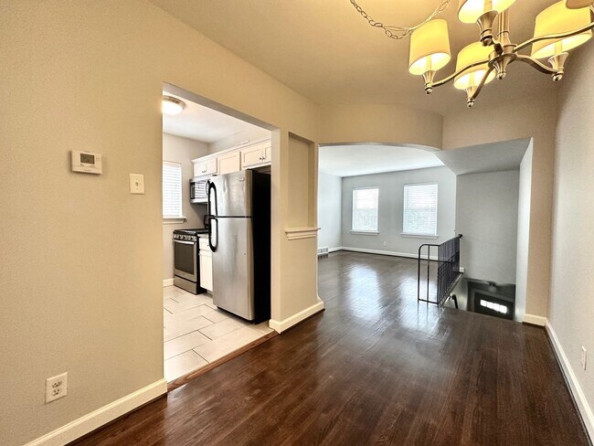 Building Photo - 4633-4635-4635 Jamieson Ave