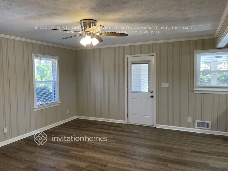 Building Photo - 921 Walnut Cir SW