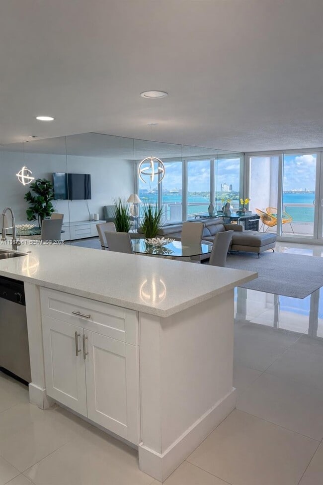 Building Photo - 1717 N Bayshore Dr